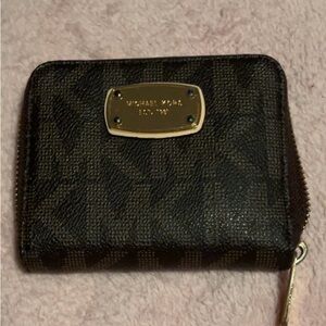 Michael Kors Bi Fold Medium Zipper Wallet (Brown)